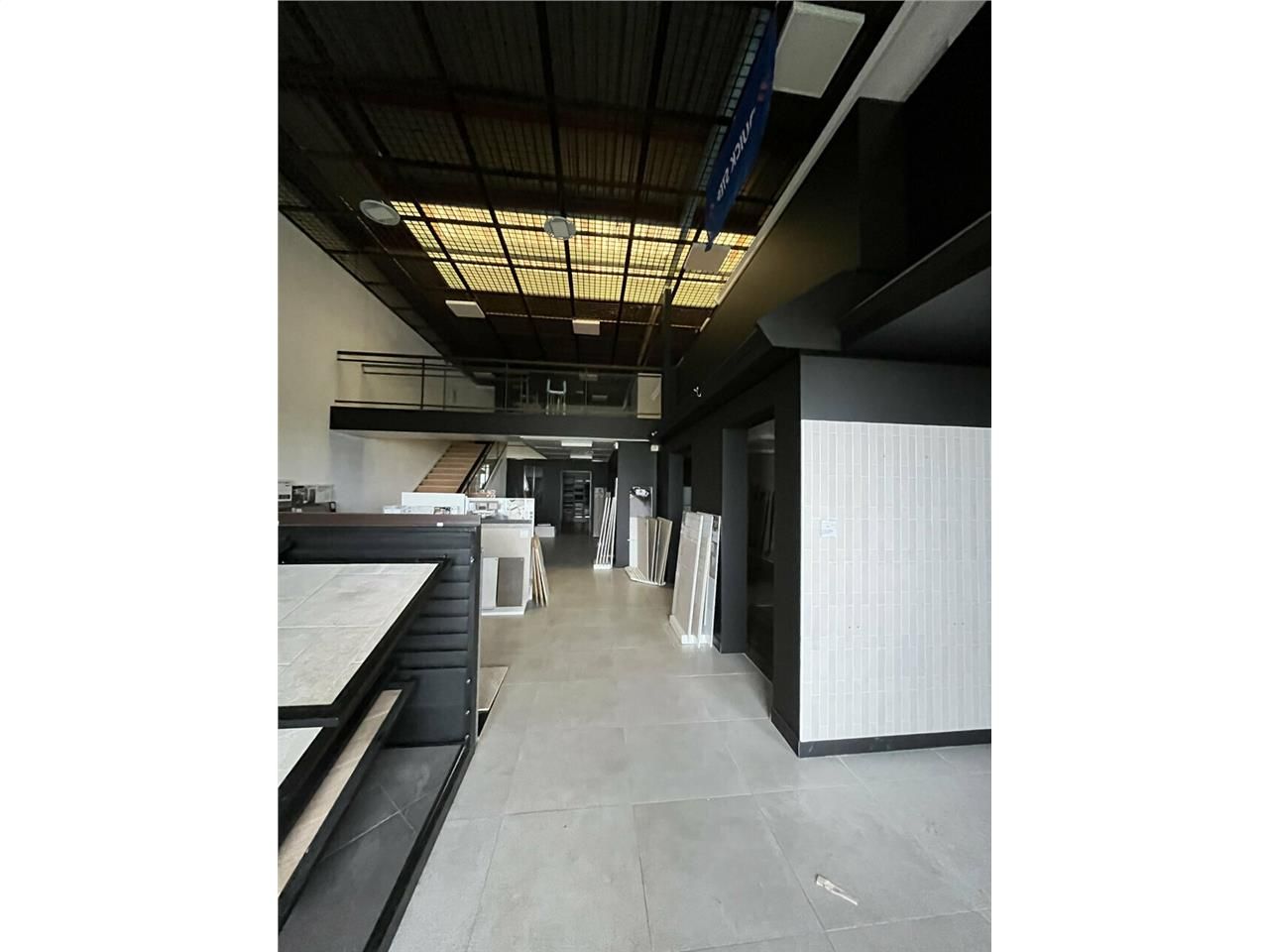 Location local commercial 280 m² non divisibles
