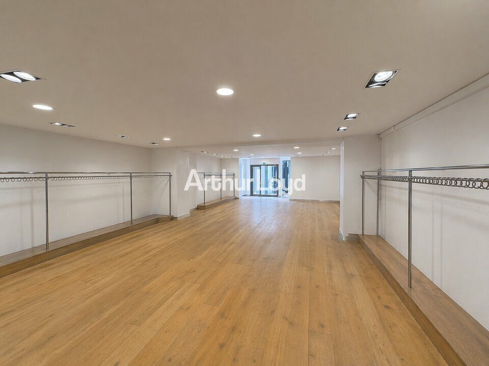 Locaux commerciaux  160 m2 hyper centre