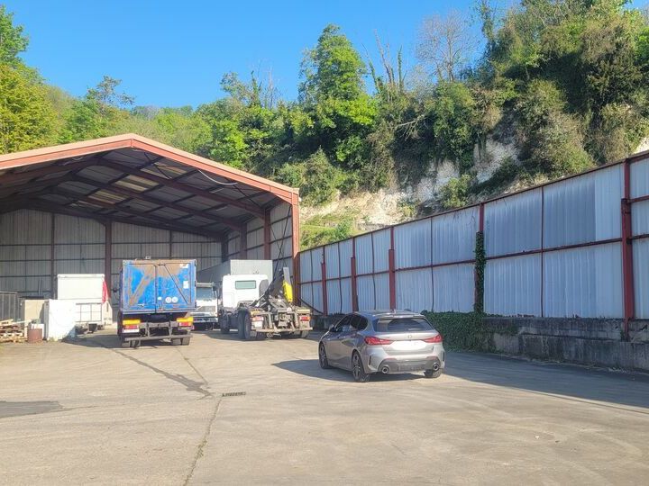 Location terrain 749 m² non divisibles