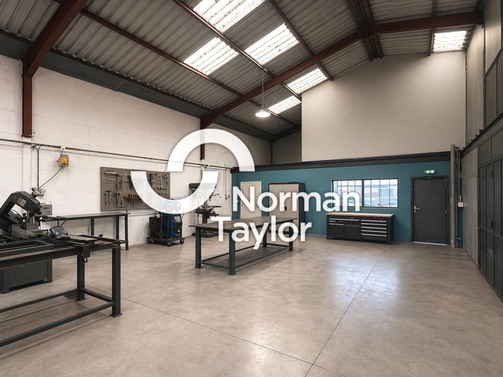 Vente local d''activites 300 m² non divisibles