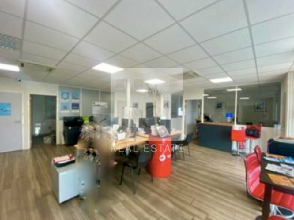 Installez vos équipes dans des bureaux fonctionnels et accessibles, au cœur d'un environnement dynamique à Corbas.