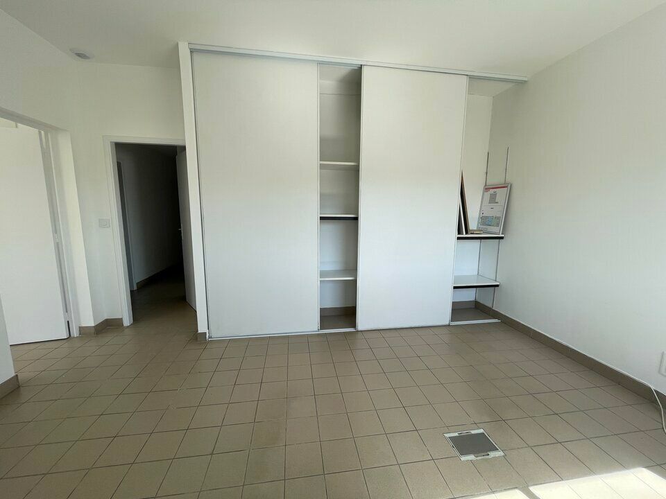 PROCHE PORT DE COMMERCE