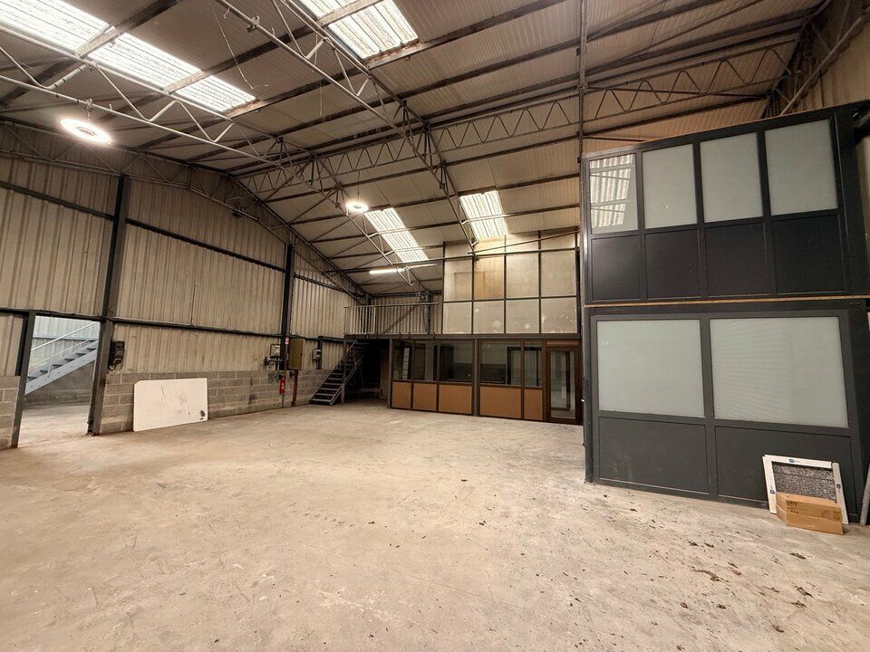 Location local d''activites 250 m² non divisibles