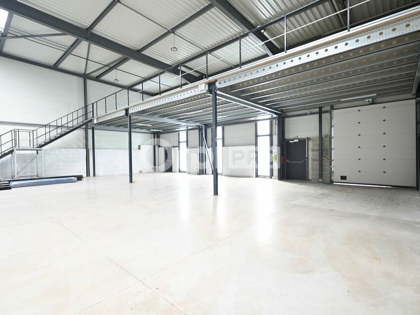 LOCAUX D'ACTIVITE A VENDRE OU A LOUER - 892 m² DIVISIBLE - VILLEFONTAINE