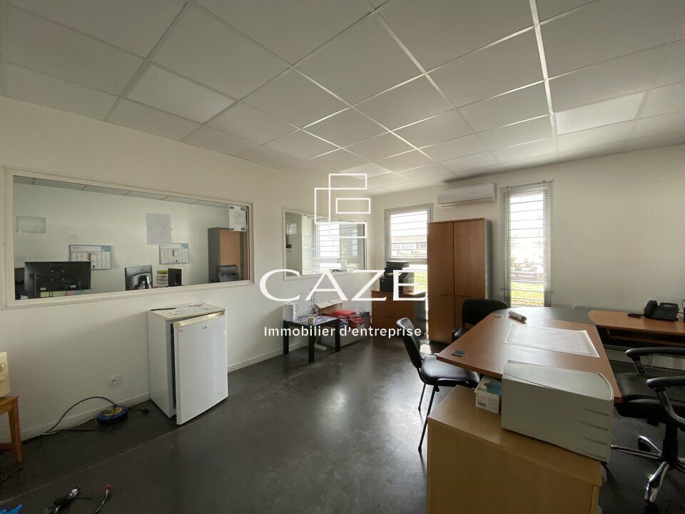 LOCAL A LOUER AVEC 2 000 M² DE STOCKAGE EXTERIEUR