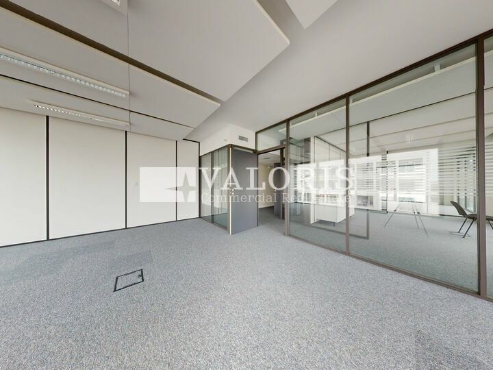 Nous vous proposons à la location une surface de 448 m² de bureaux cloisonnés et climatisés à Vaulx en Velin. 10 places de parking complètent ce bien