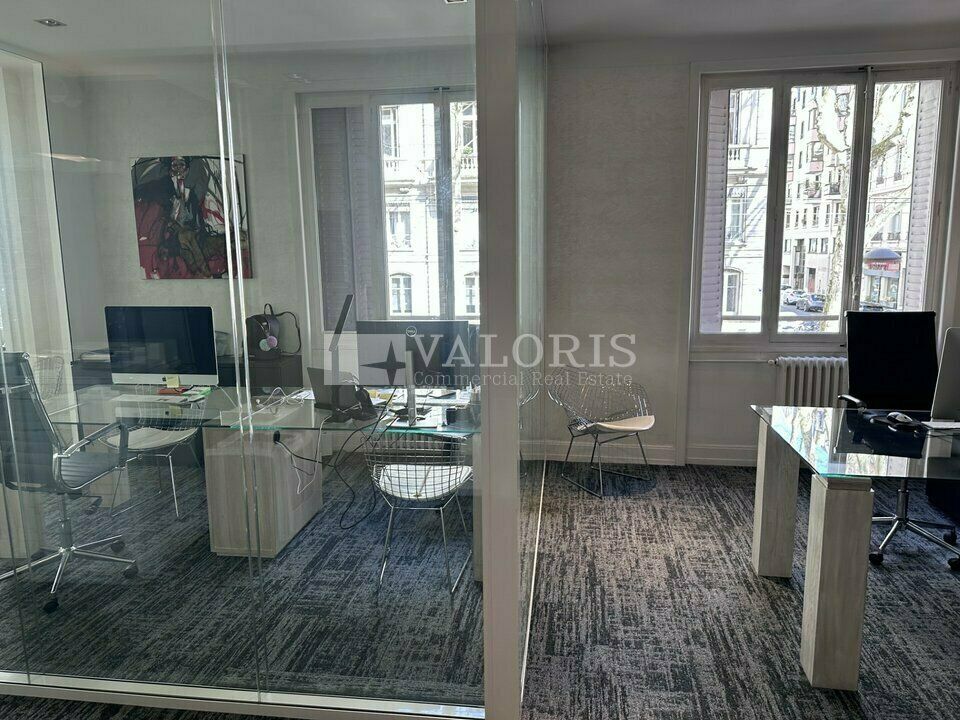 Valoris vous propose à la location une surface de bureaux de 100 m², idéalement située dans le 6ᵉ arrondissement de Lyon, à proximité immédiate du Parc de la Tête d'Or.