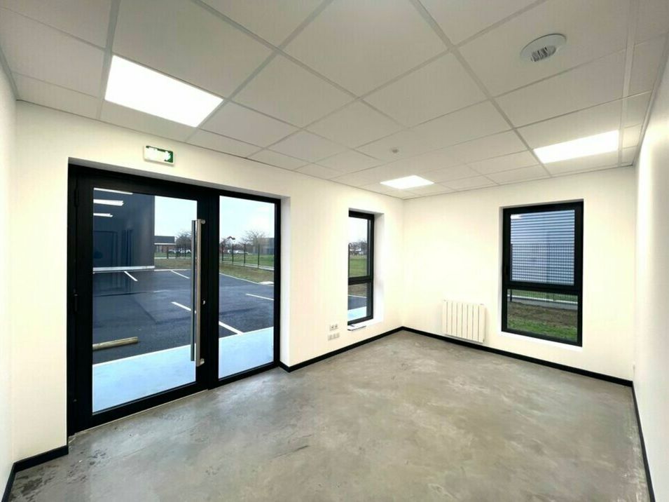 A LOUER - LOCAUX D'ACTIVITÉS PRÊTS À L'EMPLOI 240 M2