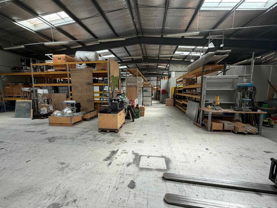 Location local d''activites 800 m² non divisibles