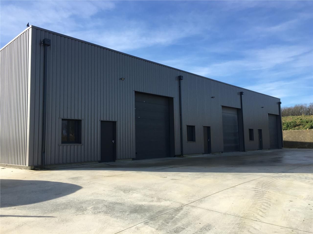 705 m² dispo à Montussan