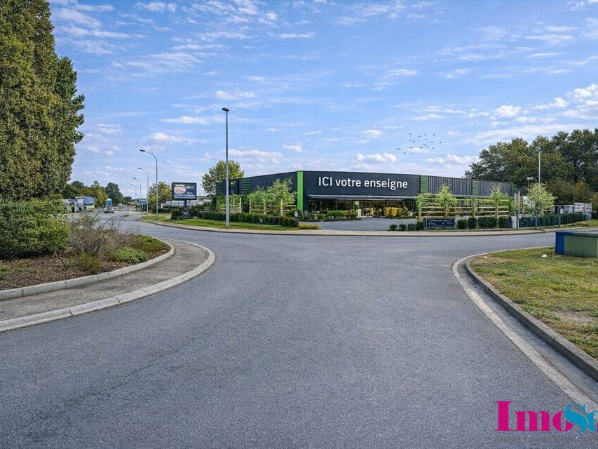 Location local commercial 685 m² non divisibles