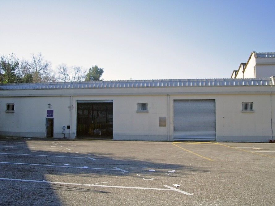 Location local 1660 m² à Marseille 13ème
