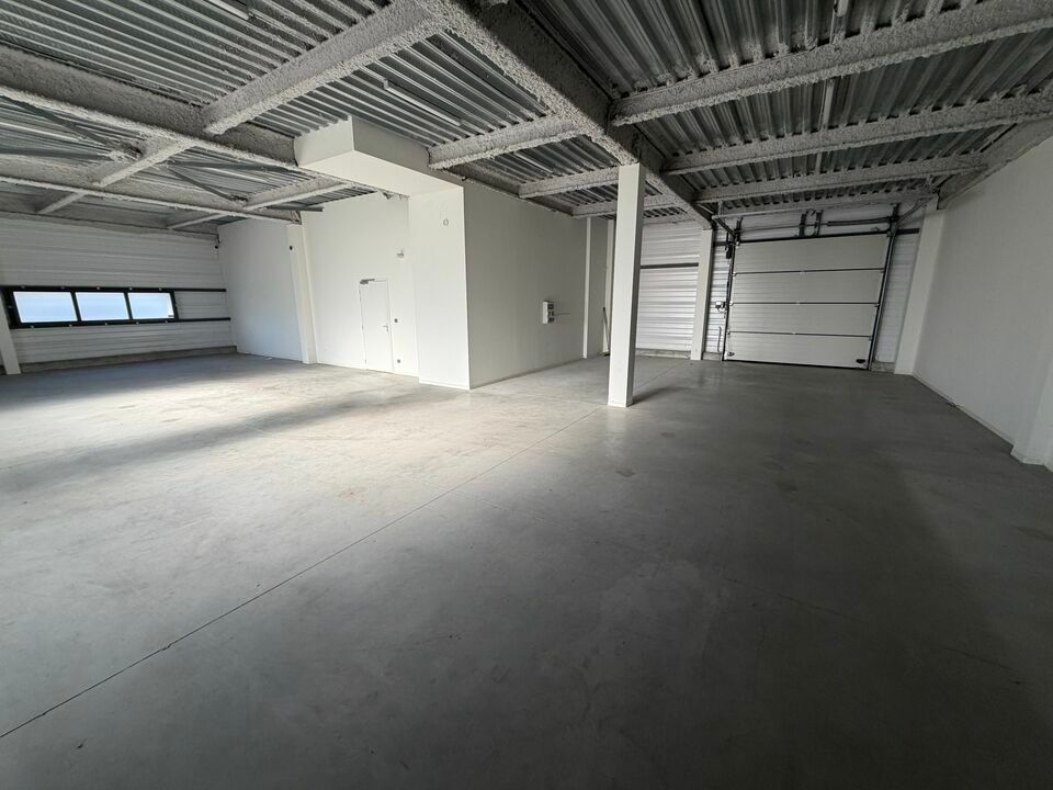 Location local d''activites 250 m² non divisibles