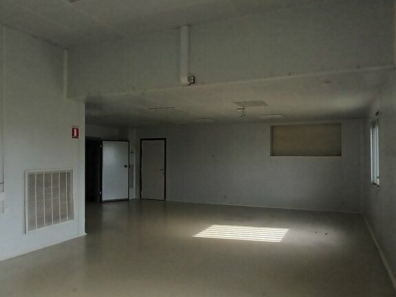 Dans un parc paysagé.