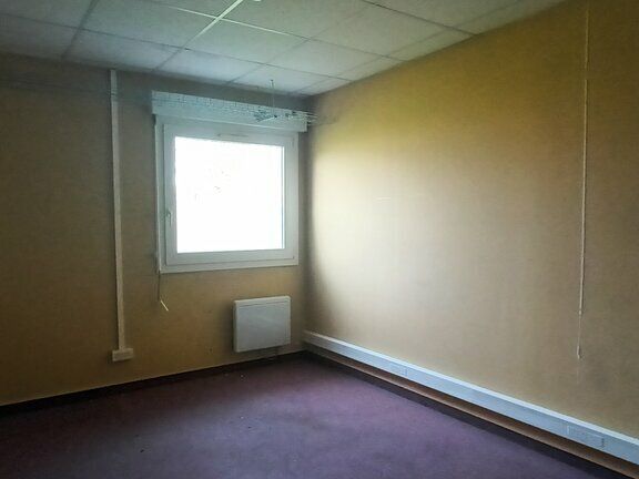 Dans un parc paysagé, bureaux avec stationnements.