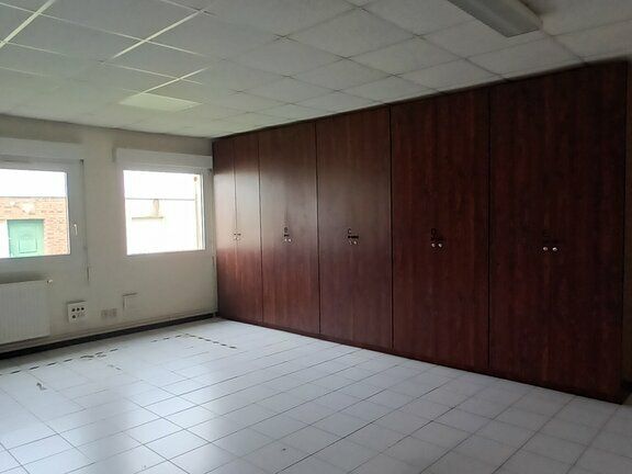 Dans un parc paysagé, bureaux indépendants avec stationnements.