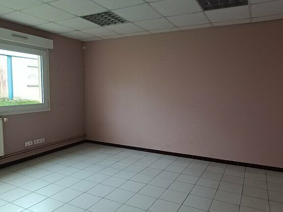 Dans un parc paysagé. 