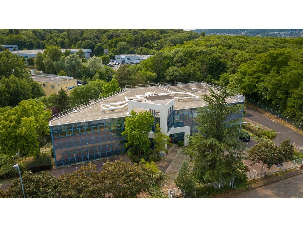 Location entrepôts 2000 m² non divisibles