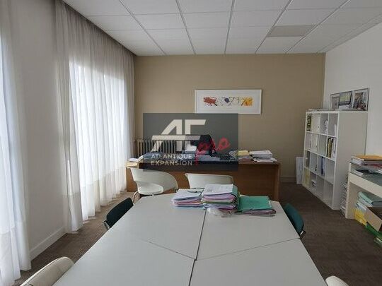 Bureaux professionnels 228 m² à Saint-Nazaire Ouest – Showroom -Open Space, Parking privé – Zone commerciale et Services