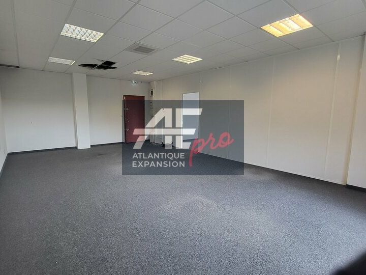  À LOUER – BUREAUX PROFESSIONNELS 81 m² LUMINEUX AVEC BALCON – IMMEUBLE TERTIAIRE – PARKING