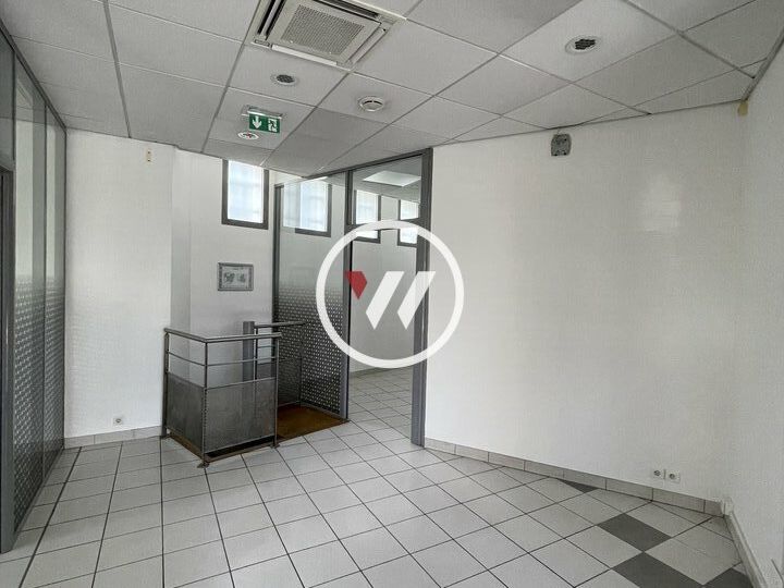 Local commercial au cœur d'un secteur privilégié, avec excellente visibilité et fort potentiel.