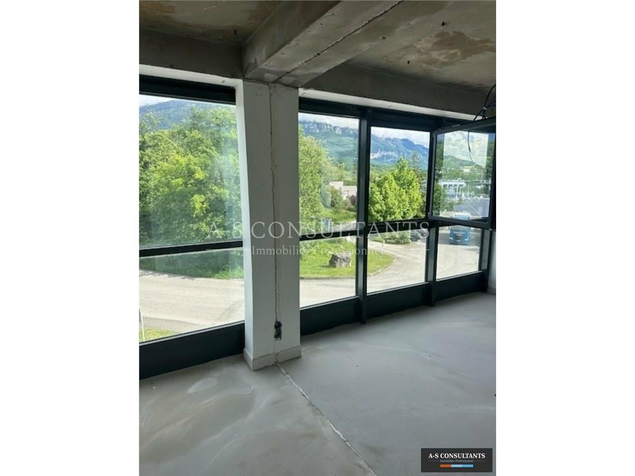 A LOUER Grésy-Sur-Aix (73100) - proche Aix-Les-Bains - local professionnel / bureau neuf au 2ième étage avec ascenseur -surface 45 m² environ - accès Personnes à mobilité réduite - entrée - bureau - kitchenette - wc séparé - grande terrasse.