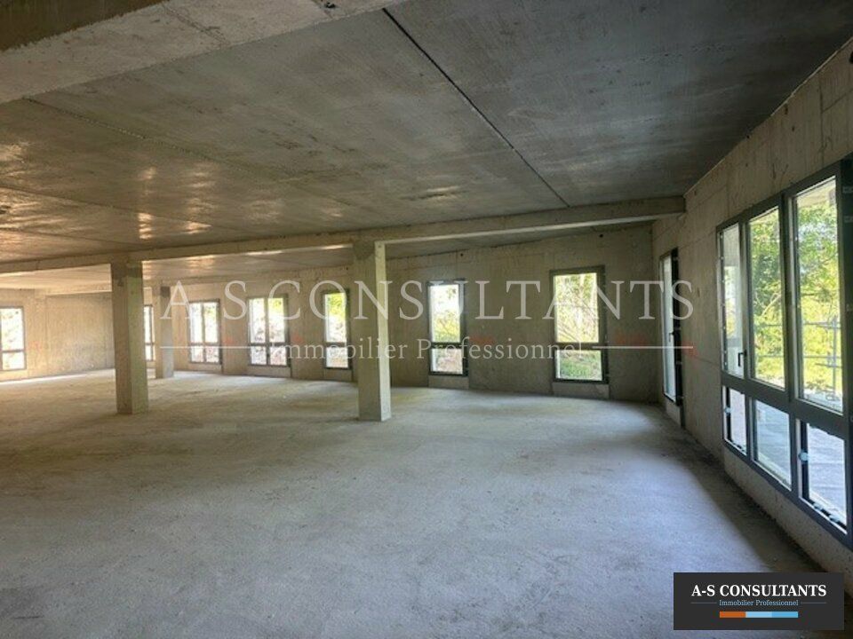 LE ROCK BUSINESS CENTER" - LA RAVOIRE (73490) - dans une résidence privée et sécurisée, de 18 lots de locaux professionnels - A LOUER Le lot n° 102 d'une surface de 146,46 m² environ - livré brut, à aménager suivant la profession.