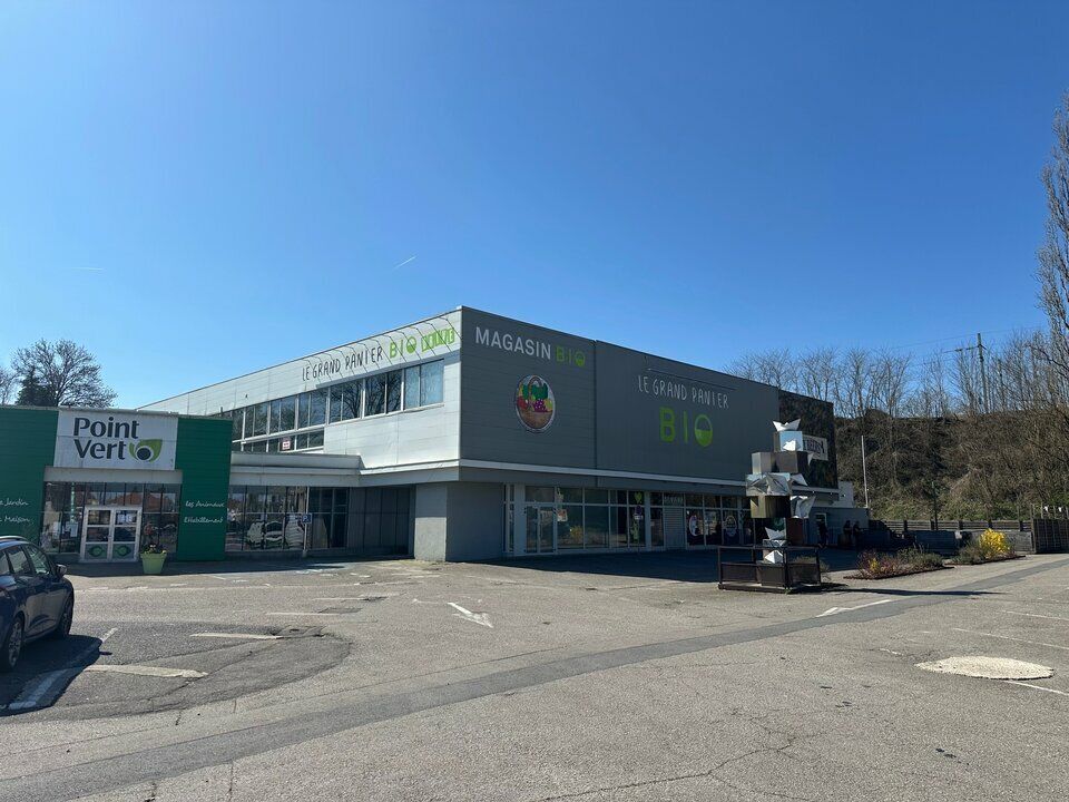 Location local commercial 747 m² non divisibles