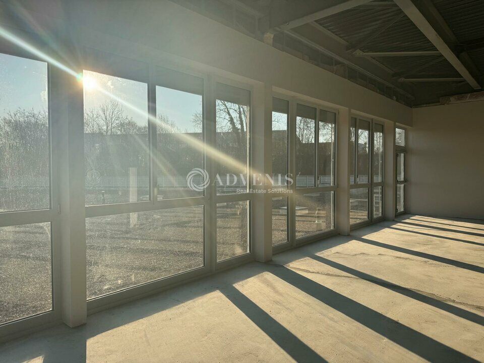 Advenis Lorraine propose à la location une surface de bureaux de 675 m² environ, brute avec fluides en attente, récemment entièrement rénovée, divisible à partir de 270 m², située en R+1 avec un accès PMR et une belle visibilité. 