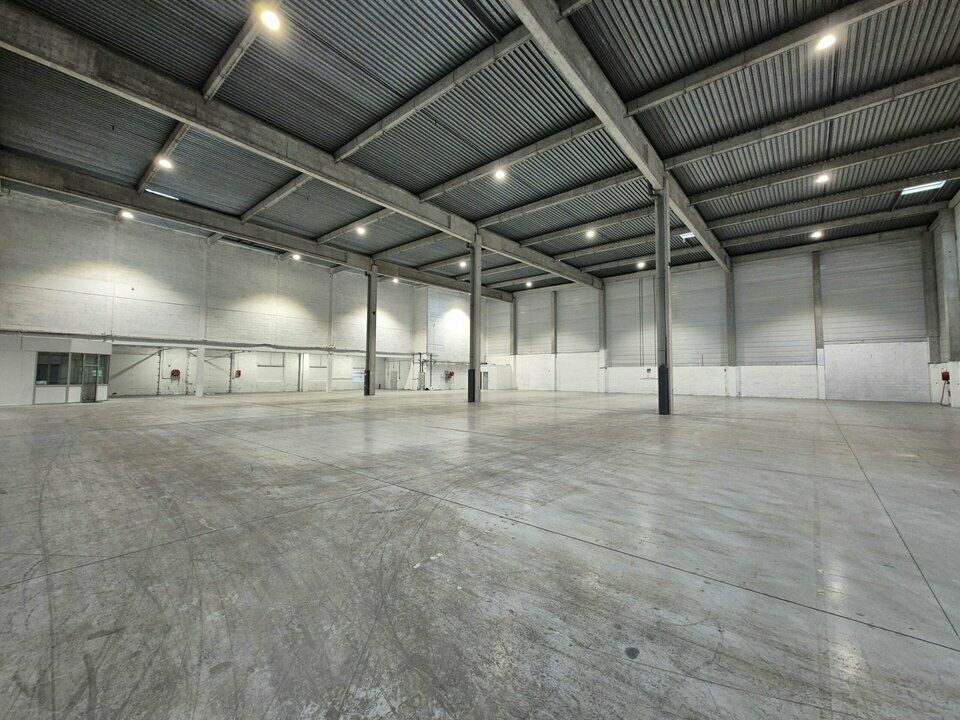 Location local d''activites 1900 m² non divisibles
