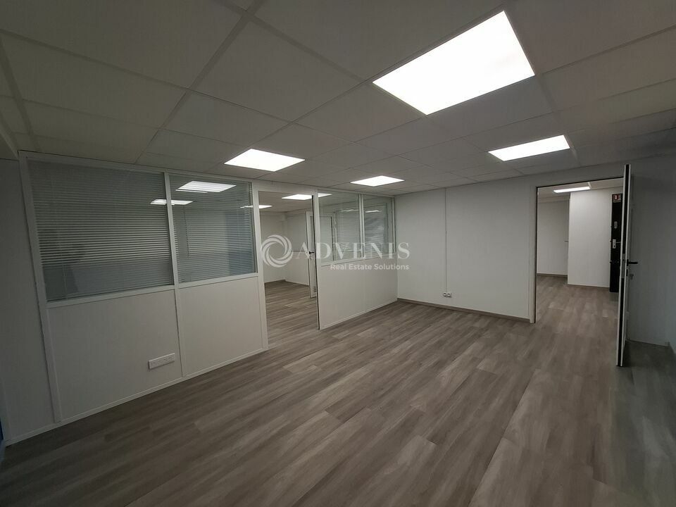 Bureaux avec large parking 