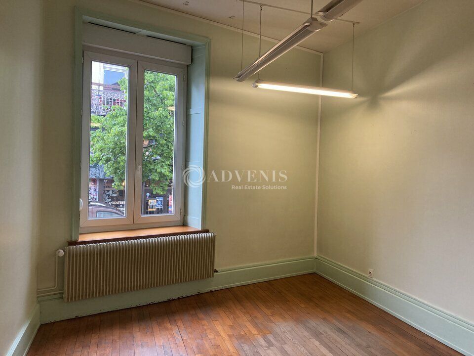 Advenis Lorraine propose à la location des bureaux de 186 m² environ accompagnés d'une cave de 23 m² environ et d'un parking couvert privatif de 101 m² environ (avec accès sécurisé).