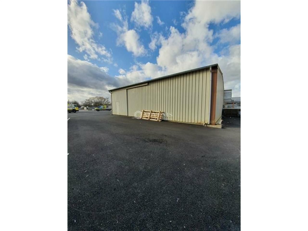 Location local d''activites 195 m² non divisibles