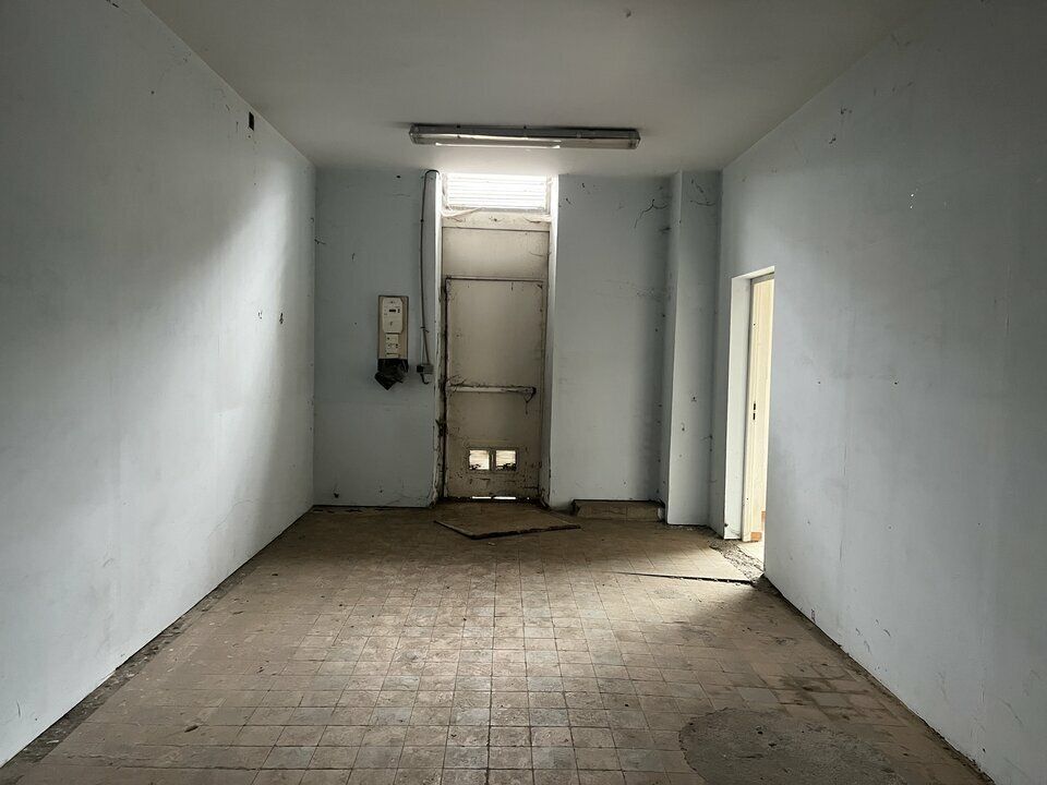 Advenis Lorraine propose à la location un local professionnel de 75,50 m² environ situé dans le centre de Thaon-lès-Vosges.