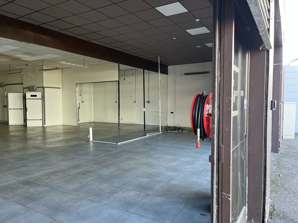 Advenis Lorraine propose à la location un local commercial de 273 m² environ situé sur un axe passant entre le centre ville de Saint Die des Vosges et la zone commerciale Carrefour.