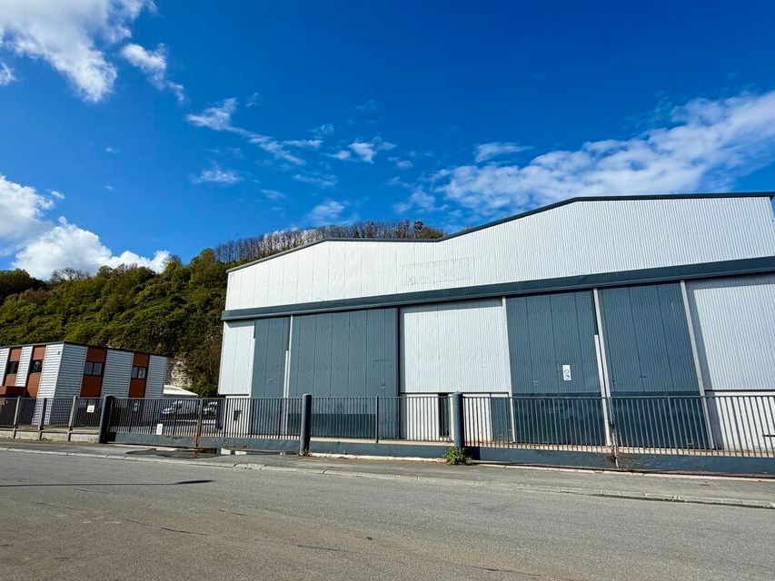 Location local d''activites 1870 m² non divisibles