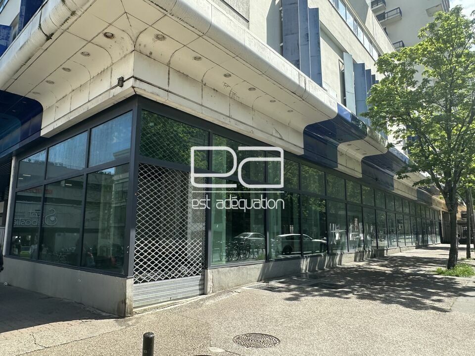 Location local commercial 2486.5 m² divisibles à partir de 1070.8 m²