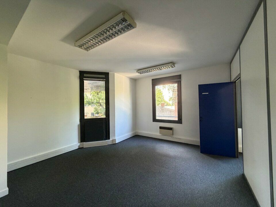 Valoris Real Estate vous propose à la location des bureaux en bon état à proximité du quartier Lumière et de toutes ses commodités et services. Des places de stationnement complètent ce bien.