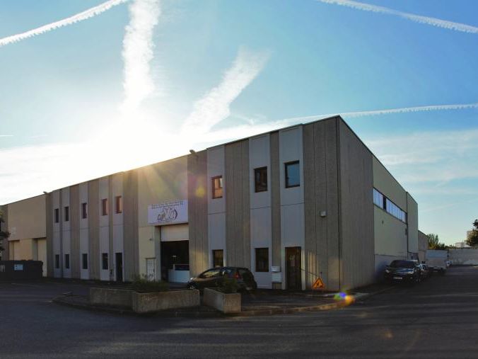 Location entrepôts 949 m² non divisibles