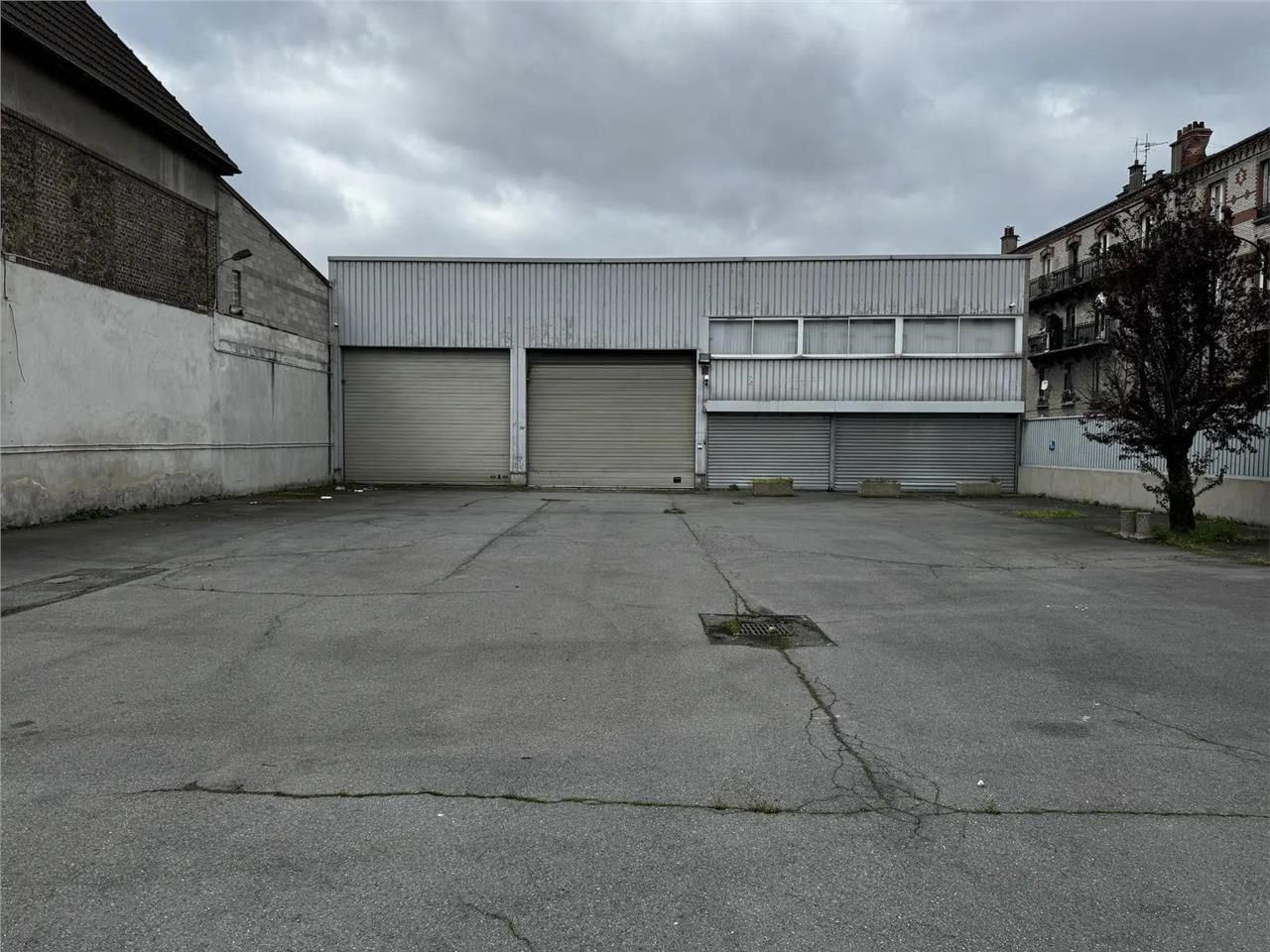Location entrepôts 2310 m² non divisibles