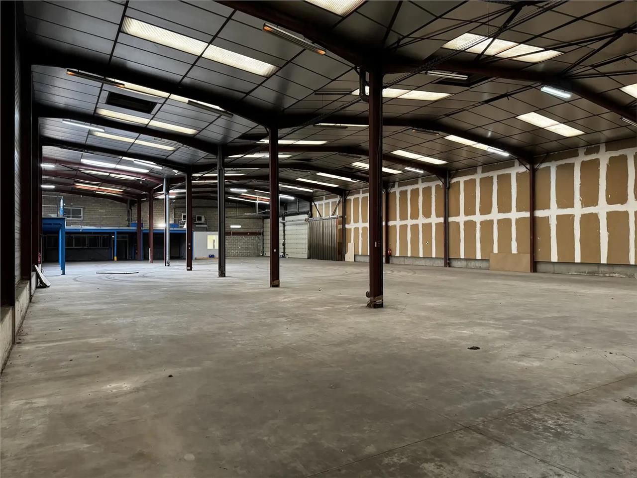 Location entrepôts 2310 m² non divisibles