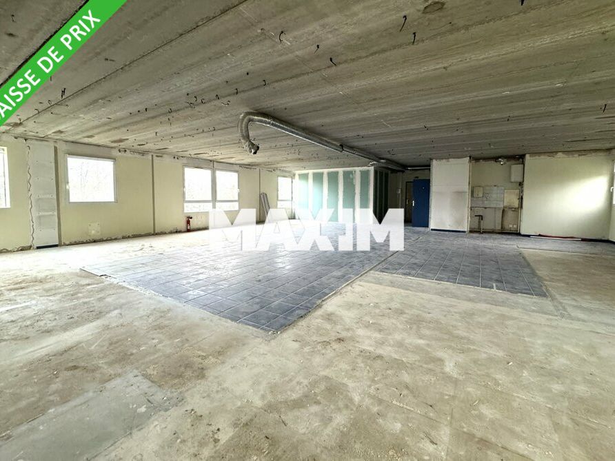 En exclusivité - Bureaux avec stockage et parking, locaux bruts, fluides en attente.