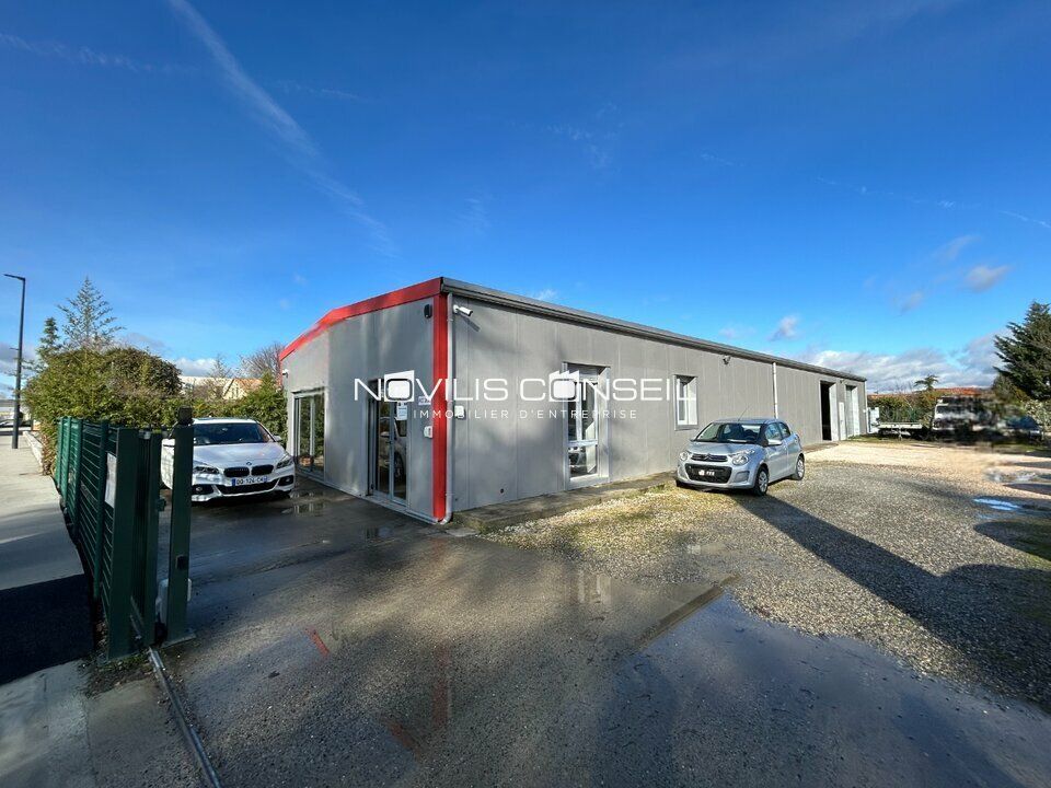 Location local d''activites 300 m² non divisibles
