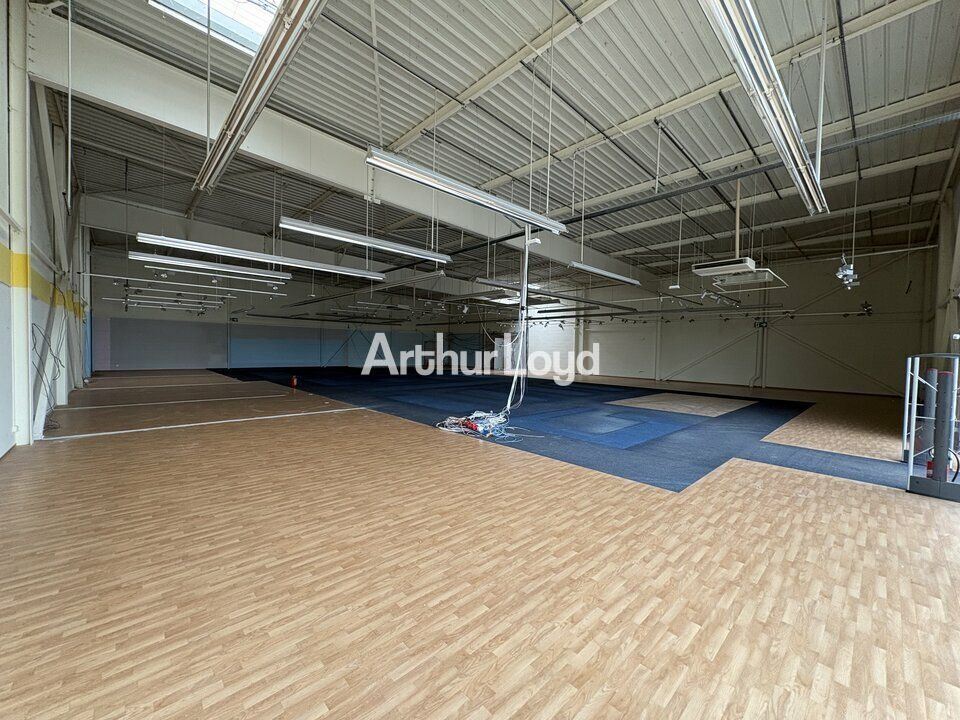 Location local commercial 867 m² non divisibles