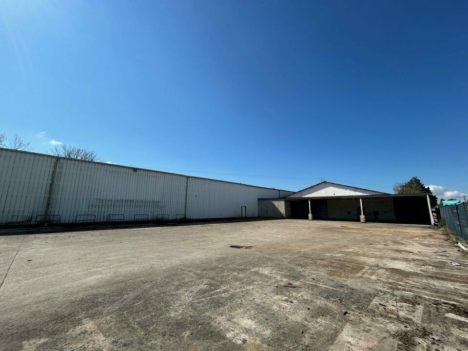 Vente local d''activites 2000 m² non divisibles