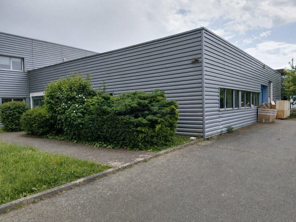 Location local d''activites 300 m² non divisibles