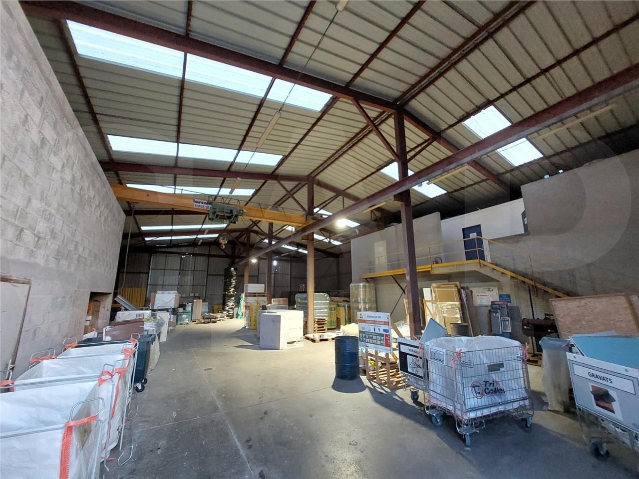 Location local 800 m² à Caudan