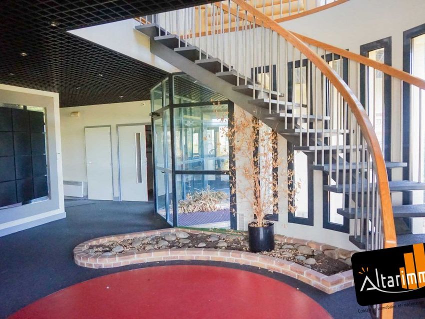 A LOUER immeuble de bureaux de 600 m² en R+1, au coeur d'une zone d'activités à 10 mn de l'autoroute A11 Paris - Chartres - Le Mans.