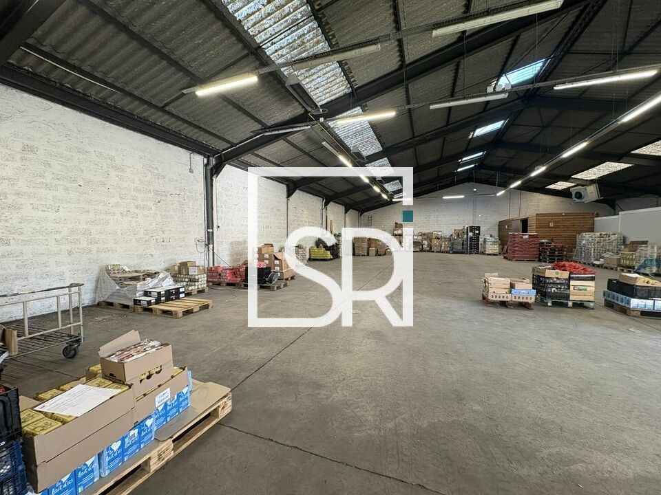 AXE PASSANT - LOCATION LOCAL COMMERCIAL avec ENTREPOT - 800 M² - 63170 AUBIERE