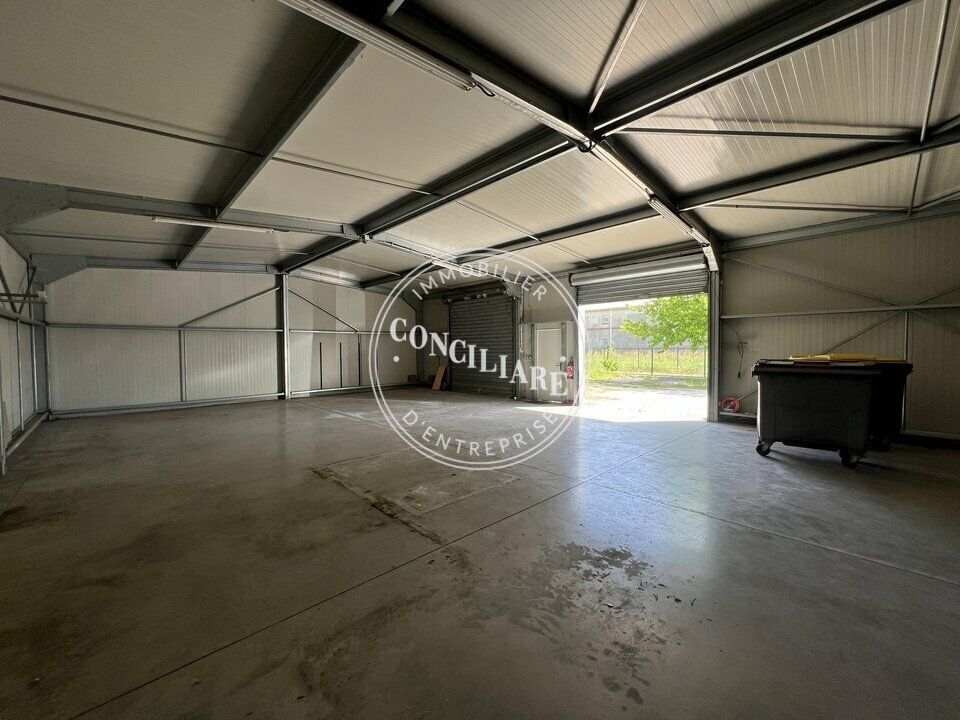 Location entrepot 300 m² non divisibles